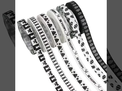 wstążka wielkanocna, czarno-biały wieniec wielkanocny, wstążka dekoracyjna, koszyk z jajkami wielkanocnymi, paczki prezentów