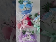 Kwiat mydłowy, bukiet czerwonej róży dla dziewczyny na Walentynki, prezent urodzinowy, bukiet samochodu.