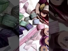 Perłowy, pomarszczony pas