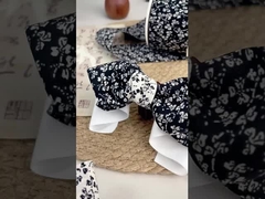 Mała, świeża, dwustronna wstążka kwiatowa w stylu japońskim.