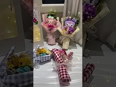 Prezenty na Walentynki i Święto Środkowej Jesieni: lalki Kuromi, bukiety róż, mydło, kwiaty, słońce