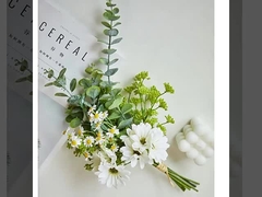 Sztuczna butelka z kwiatami, ręcznie związany stół kwiatowy, fałszywe kwiaty, rekwizyt fotograficzny.