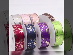 Opakowanie prezentowe ze wstążką ze złoceniem