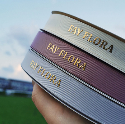 Dobra cena. Wstążka poliestrowa z nadrukiem 3D Gold na satynową wstążkę z pojedynczą twarzą na akcesoria do włosów w Internecie