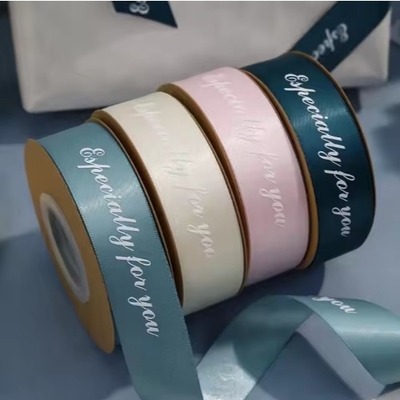 kupować Zastosowane drukowane logo Satynka wstążka rolka Stampowanie na gorąco Dekoracyjny Grosgrain do pakowania prezentów online manufacture