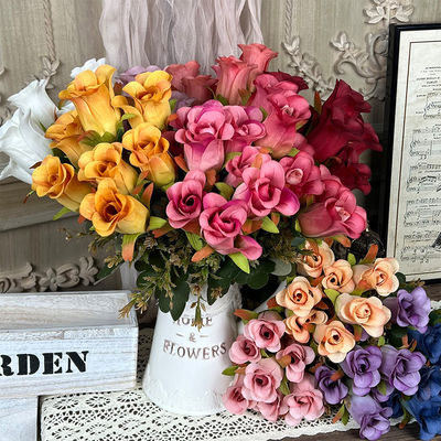 kupować Symulowany 7-głowy sztuczny sztuczny bukiet jedwabiu z wysokiej klasy uczuciem dla ślubów, dekoracyjne układy kwiatowe w salonach, plastikowe róże produkcja online