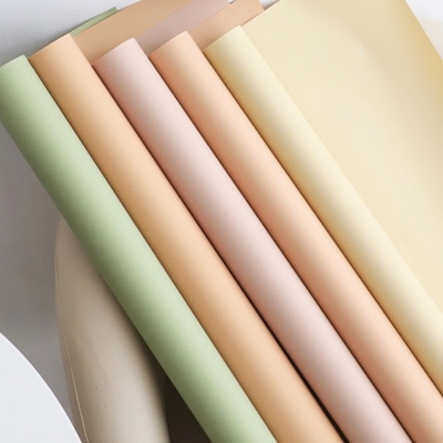 kupować Pierwsza miłość papierowy zbiornik kwiatowy, papier do pakowania bukietów, wodoodporny papier do pakowania kwiatów, papier jednokolorowy, materiał do pakowania do sklepu z kwiatami online manufacture