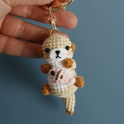 kupować Płytkowanie Amigurumi Cute Plush Otter Holding Fish Keychain Oyuncak Crochet Animal Toys Doll Soft Crocheted Otter Keychains produkcja online