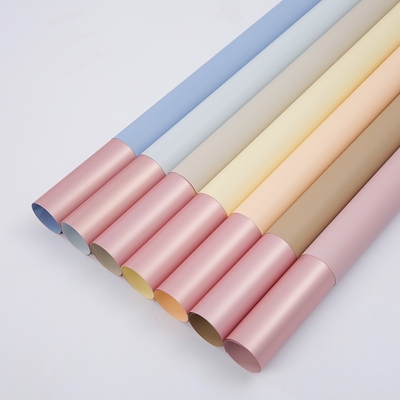 kupować Indywidualny dwukolorowy papier do pakowania kwiaciarni 60 mikronów wodoodporny papier do bukietów online manufacture