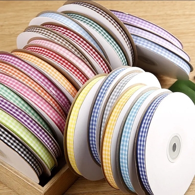 Dobra cena. Niestandardowa kolorowa siatka tartanowa Gingham Polyester Woven Plaid Stain Ribbon For Gift Wrapping Decoration Wholesale w Internecie