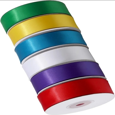 Dobra cena. Sprzedaż hurtowa fabryka Liston Satin Ribbon Roll Solid Color Decorative Polyester Ribbon Tapes for Gift Wrap w Internecie