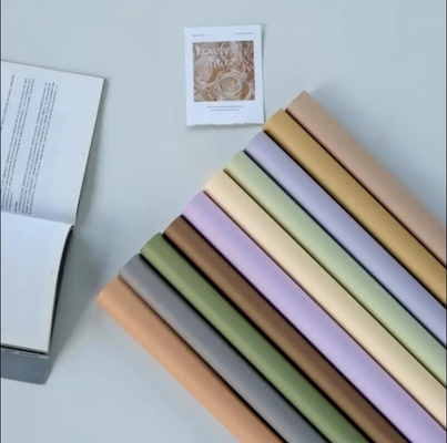 Dobra cena. 2024 Koreańskie maty wodoszczelne papier kolorowy papier owinięty kwiat papier bukiet opakowanie zapasy kwiatów hurtowe w Internecie