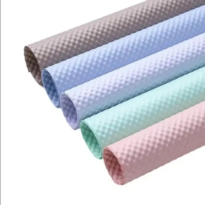 Dobra cena. 2024 Gorąca sprzedaż 3D Embossed Bouquet Wrapper Paper Florist Supplies Wodoszczelny papier do pakowania świeżych kwiatów hurtowy w Internecie