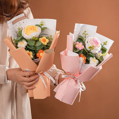 Dobra cena. Ręcznie zwinięty bukiet kwiatów róży - Rzemieślnicze układy kwiatowe z przędzy w Internecie