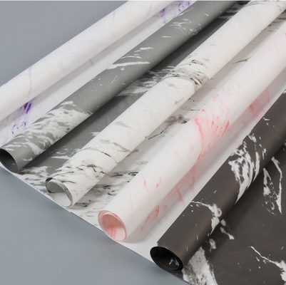 Dobra cena. Producent sprzedaje hurtowo bukiety kwiatów z białym marmurowym wzorem na Walentynki, prezenty z papieru opakowaniowego i prezenty DIY w opakowaniach dla sklepów z kwiatami w Internecie