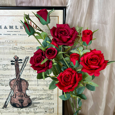 Dobra cena. 2-Forked Rose Imitacja autentyczny bukiet ślubny Kwiaty wysokiej klasy dotykający kwiat jedwabiu Końcowa dekoracja Dekoracja salonu hurtowa w Internecie
