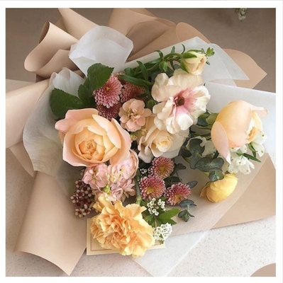 Dobra cena. Zwykła porcelana Matowa folia 58*58cm Wodoodporna Perłowa folia Papier do pakowania DIY Rolka Papieru do pakowania kwiatów Mrożony matowy papier w Internecie