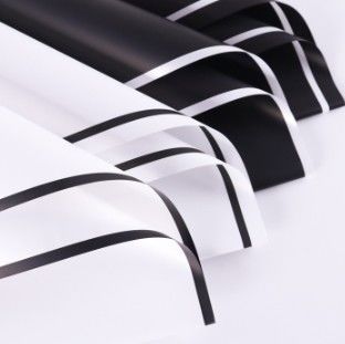 Dobra cena. Czarno-biały arystokratyczny matowy kwiatowy papier do pakowania bukietów w wielu kolorach w Internecie