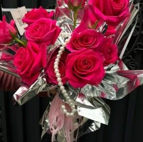 Dobra cena. Wodoodporny papier do pakowania kwiatów BOPP srebrny, odblaskowy, metaliczny, lustrzany, do bukietów kwiatowych w Internecie