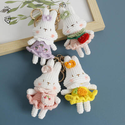Dobra cena. Handmade Knitted Rabbit Keychain Cute Wool Knitted Flowered Rabbit Doll Handcrafted Exquisite Decorative Item w Internecie